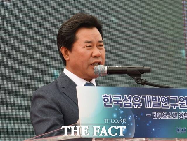 박정현 부여군수가 지난 17일 부여군 규암면 아름마을에서 열린 한국섬유개발연구원 충남분원 기공식에서 축사를 하고 있다. /부여군
