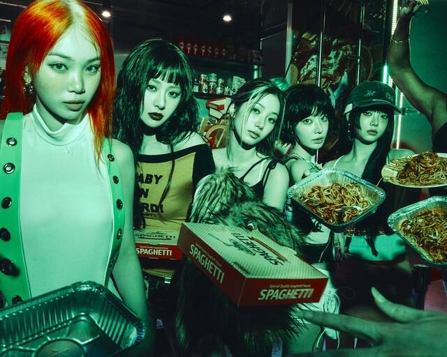 그룹 르세라핌이 24일 발매하는 싱글 SPAGHETTI에 BTS 제이홉이 피처링 참여한다./쏘스뮤직