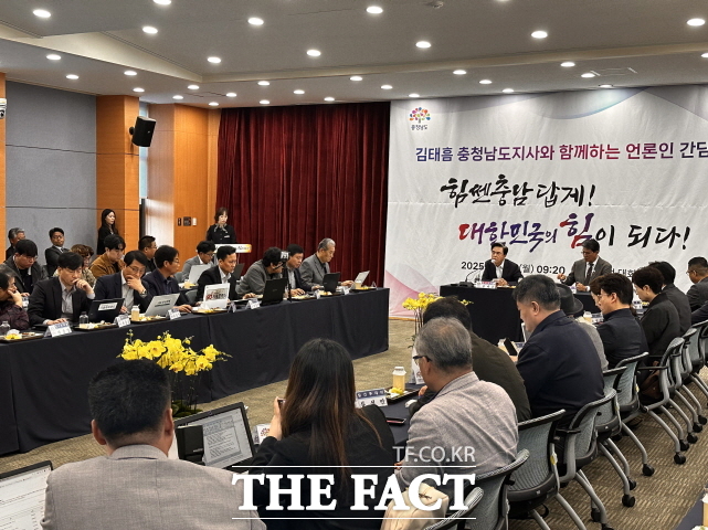 기자들과 간담회를 갖고 있는 김태흠 충남도지사와 김돈곤 청양군수. /청양군