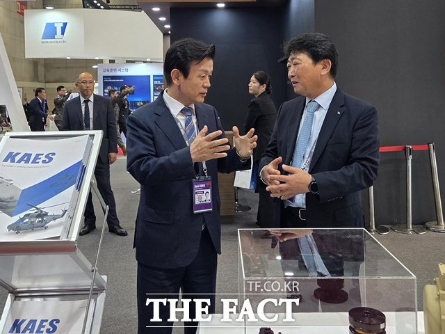 ‘서울 ADEX 2025’에 참가해 지역 우주항공기업의 수출 판로 확대와 우주항공산업을 홍보하고 있는 조규일(왼쪽) 진주시장 /진주시