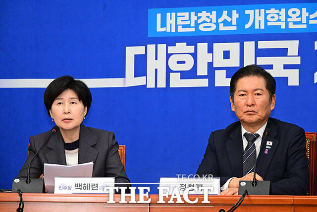 백혜련(왼쪽) 더불어민주당 사법개혁특별위원회 위원장이 20일 서울 여의도 국회에서 열린 사법개혁특별위원회 사법개혁안 발표에 참석해 모두발언을 하고 있다. /국회=남윤호 기자