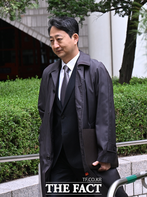 안덕근 전 산업통상자원부 장관이 20일 서울 서초구 서울중앙지방법원에서 열린 한덕수 전 국무총리의 내란 우두머리 방조 혐의 3차 재판에 증인으로 출석하고 있다. /이새롬 기자