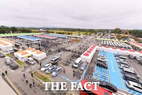 경기 파주시가 지난 18~19일 파주 임진각관광지에서 진행한 제20회 파주개성인삼축제에 수 많은 인파가 몰려 있는 모습. /파주시