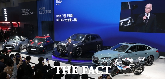 21일 한국수입자동차협회(KAIDA)에 따르면 BMW는 올해 1~9월 누적 판매 5만7838대를 기록하며 수입차 브랜드 가운데 1위를 유지했다. 한상윤 BMW그룹 코리아 대표이사 사장이 지난 4월 3일 경기도 고양시 킨텍스에서 열린 2025서울모빌리티쇼에서 순수 전기차 (오른쪽부터) THE i4, THE iX, 더 뉴 미니 쿠퍼 컨버터 등을 소개하는 모습. /뉴시스