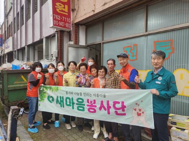 새마음 봉사단 회원들과 광양읍사무소 직원들이 홀몸 어르신의 주거 이전을 지원하고 기념 촬영을 하고 있다. /광양시