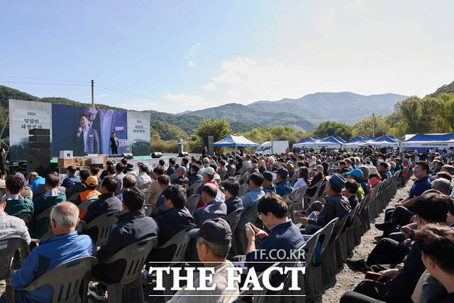 오세현 아산시장이 송악면 궁평저수지에서 열린 ‘2025년 임업인 화합행사’에서 개회사를 하고 있다. /아산시