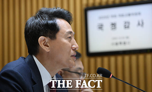 오세훈 서울시장이 20일 오전 서울 중구 서울특별시청에서 열린 국회 국토교통위원회의 서울특별시에 대한 국정감사에 참석해 질의에 답변을 하고 있다. /박헌우 기자