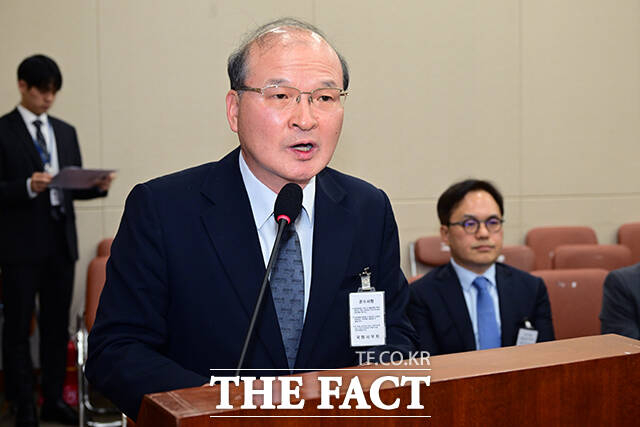 증인 선서를 거부한 이상인 전 방송통신위원회 상임위원이 거부 사유를 소명하는 모습.