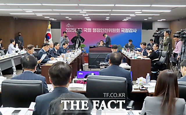 국회 행정안전위원회가 20일 세종시청에서 2025년 국회 행정안전위원회 국정감사를 펼치고 있다. /김형중 기자