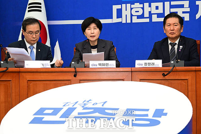 왼쪽부터 이건태 간사, 백혜련 위원장, 정청래 대표.