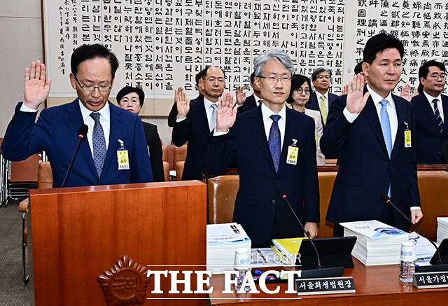 증인선서하는 김대웅 서울고등법원장(왼쪽)