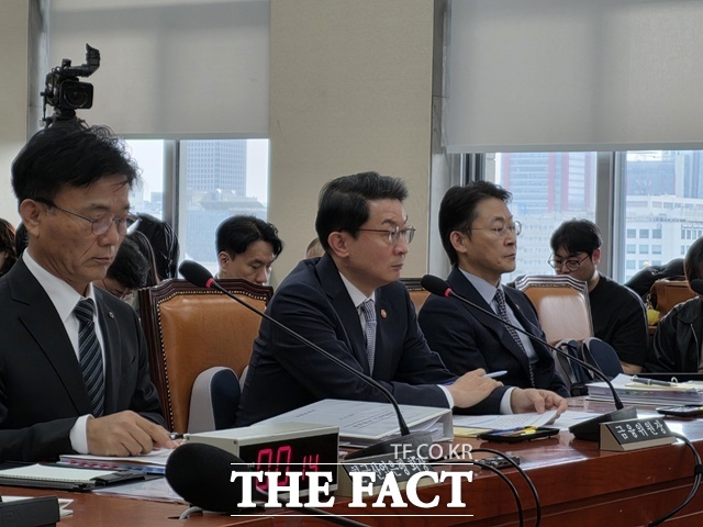 이억원 금융위원장(가운데)이 10·15 부동산 대책과 관련해 부동산 시장 과열을 빨리 차단하는 게 궁극적으로는 서민들의 주거 사다리를 보장하는 것이라고 설명했다. /이선영 기자