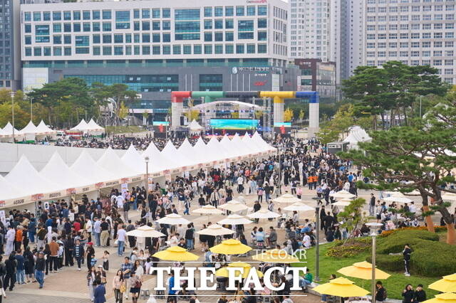 2025 빵빵데이 천안이 열린 천안종합운동장이 천안시민과 방문객들로 붐비고 있다. /천안시