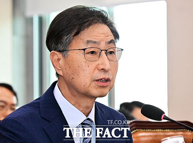 고위공직자범죄수사처(공수처)가 전현희 국민권익위원장(현 민주당 의원)을 표적감사했다는 의혹을 받는 최재해 감사원장을 불러 조사한 것으로 드러났다. 최재해 감사원장이 16일 오후 서울 여의도 국회 법제사법위원회에서 열린 감사원에 대한 국정감사에 출석해 질의에 답변을 하고 있다./배정한 기자