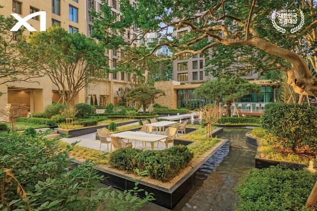 GS건설은 제15회 대한민국 조경대상에서 메이플자이로 국토교통부 장관상을 수상했다고 20일 밝혔다. /GS건설