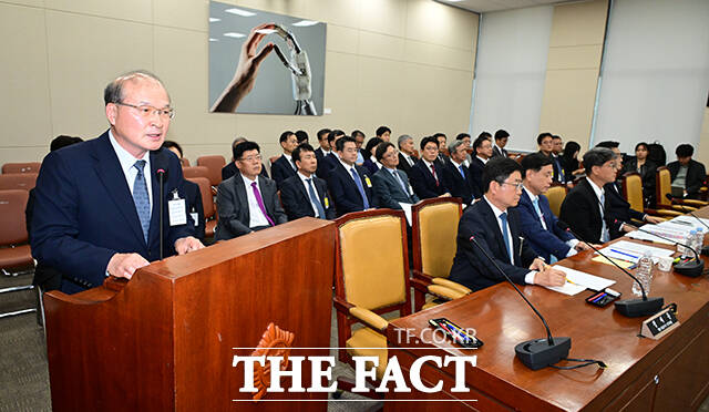 이상인 전 방송통신위원회 상임위원(왼쪽)이 이날 열린 국정감사에서 증인 선서를 거부하며 사유를 소명하고 있다.