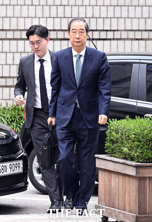 한덕수 전 국무총리가 20일 서울 서초구 서울중앙지방법원에서 열린 내란 우두머리 방조 혐의 3차 재판에 출석하고 있다. /이새롬 기자