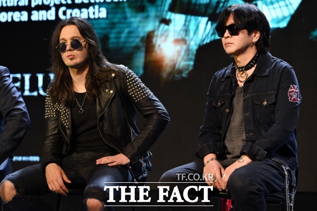 2025년 늦가을, 그들의 이름으로 완성되는 대규모 전국투어 YB REMASTERED 3.0 : TRANS•cedent가 펼쳐진다. 사진은 그룹 YB 윤도현(오른쪽)이 서울 마포구 홍대 롤링홀에서 열린 한국-크로아티아 대중문화 교류 프로젝트 ODYSSEY 기자간담회에서 취재진의 질문을 듣고 있다. /더팩트 DB