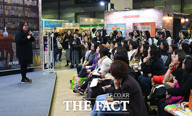 서울국제유아교육전&키즈페어가 14일 오전 서울 강남구 코엑스에서 열린 가운데 관람객들이 어린이영어유치원 관련 교육을 경청하고 있다. /더팩트 DB