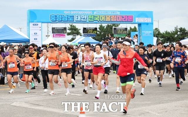 충남도 태안 전국어울림마라톤대회에서 장애인과 비장애인이 함께 어울려 뛰고 있다. /충남도장애인체육회