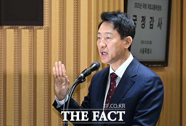 오세훈 서울시장이 20일 오전 서울 중구 서울특별시청에서 열린 국회 국토교통위원회의 서울특별시에 대한 국정감사에 참석해 질의에 답변을 하고 있다. /박헌우 기자