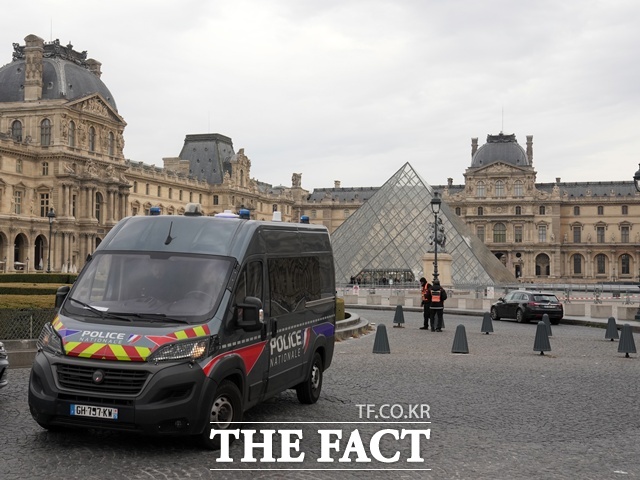 프랑스 수도 파리의 루브르 박물관에서 19일(현지시간) 강도 사건이 발생했다. 박물관은 긴급 휴관에 들어갔다. 사진은 19일 폐쇄된 루브르 박물관 앞을 지키는 경찰 차량. /AP.뉴시스