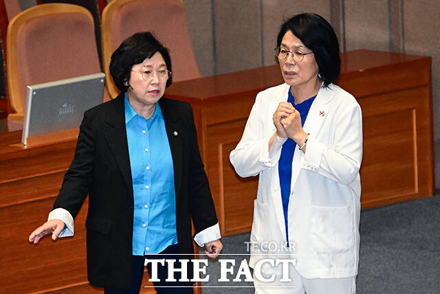 더불어민주당 언론개혁특별위원회가 20일 허위조작 정보 근절을 위한 정보통신망법 개정안을 발표했다. 왼쪽부터 김현 언개특위 부위원장과 최민희 위원장./남윤호 기자