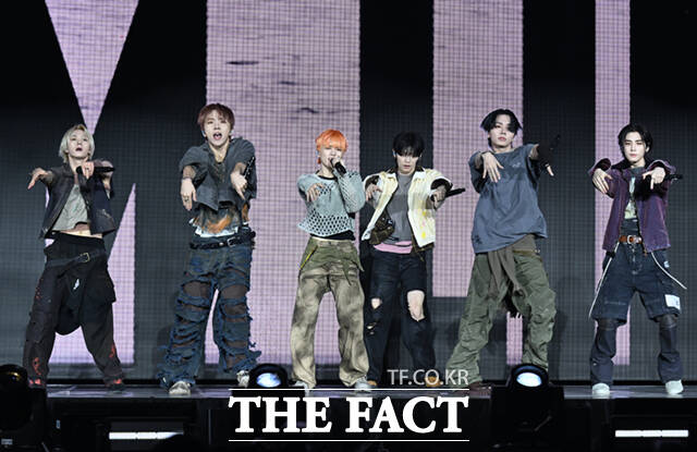 그룹 보이넥스트도어가 20일 오후 서울 강서구 KBS 아레나에서 열린 다섯 번째 미니 앨범 The Action 미디어 쇼케이스에 참석해 타이틀곡 Hollywood Action 무대를 선보이고 있다./이새롬 기자