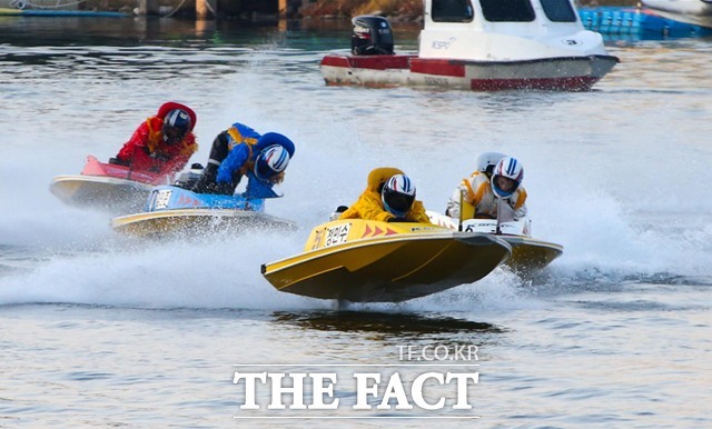 지난해 열린 쿠리하라배 특별경정 경주 장면, 쿠리하라배는 그랑프리 다음으로 명예롭고 값진 대회로 평가받는다./국민체육진흥공단