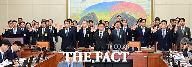 이억원 금융위원장, 김성태 중소기업은행장, 박상진 한국산업은행 회장(앞줄 왼쪽부터)을 비롯한 기관 증인들이 선서하고 있다.