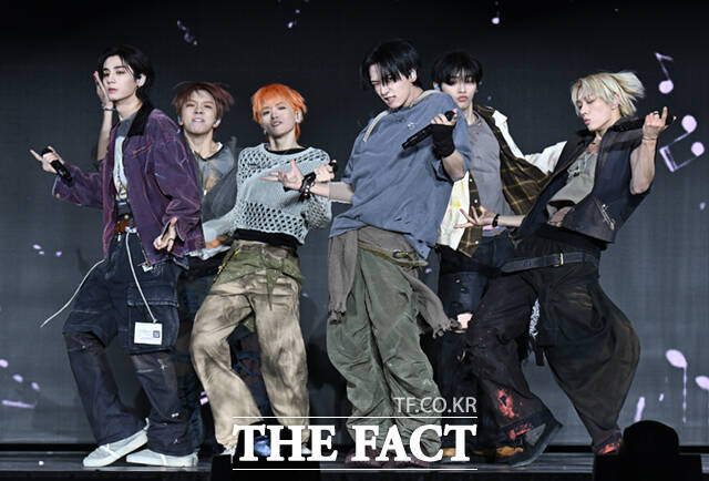 그룹 보이넥스트도어가 20일 오후 서울 강서구 KBS 아레나에서 열린 다섯 번째 미니 앨범 The Action 미디어 쇼케이스에 참석해 타이틀곡 Hollywood Action 무대를 선보이고 있다. 이들은 팬들이 듣고 싶고 공감하는 음악을 목표로 밝혔다./이새롬 기자