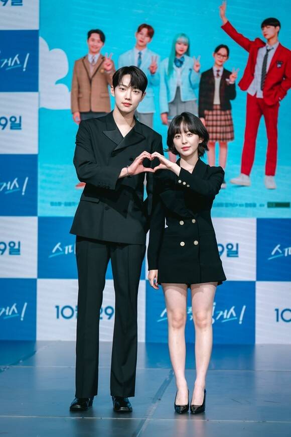 배우 조준영(왼쪽)과 박지후가 20일 오후 2시 서울 마포구 상암동 쇼킹케이팝센터에서 열린 티빙 새 드라마 스피릿 핑거스 제작발표회에서 로맨스 케미를 자신했다. /㈜넘버쓰리픽쳐스, MI, 케나즈