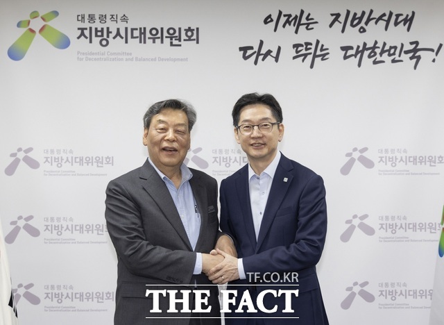 가세로 태안군수가 김경수 지방시대위원장을 만나 국가균형성장 종합계획 반영을 건의 후 기념 촬영을 하고 있다. /태안군