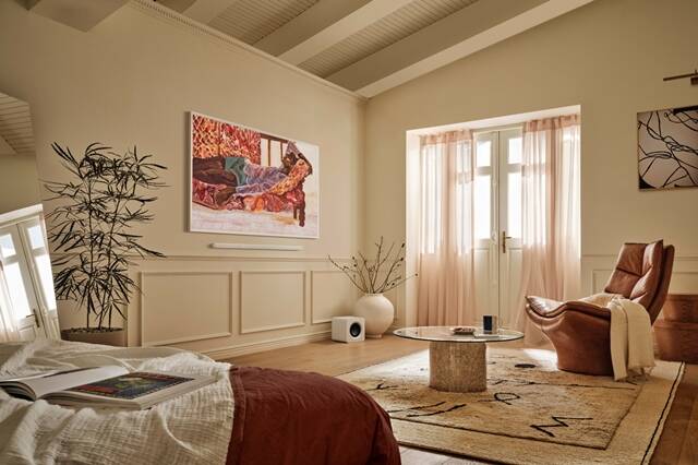 삼성전자는 오는 24~26일 프랑스 파리 그랑 팔레에서 열리는 아트 바젤 파리에 출품한 22점의 작품을 삼성 TV 전용 예술 작품 구독 서비스인 삼성 아트 스토어에 공개했다고 20일 밝혔다. /삼성전자