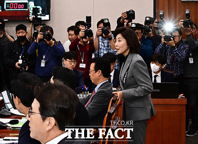 신상발언 마친 뒤 일어서는 나경원 국민의힘 의원.