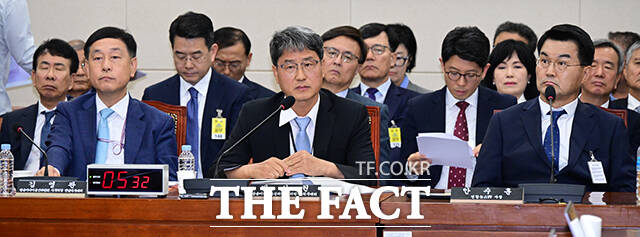 질의 듣는 반상권 방송미디어통신위원회 위원장 직무대리 겸 대변인.