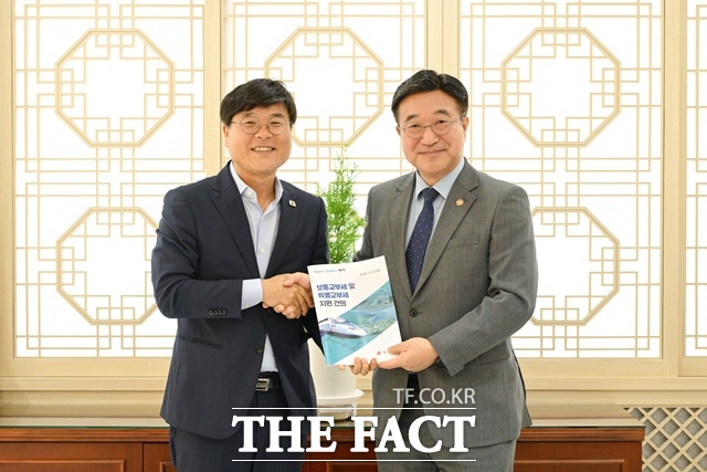 변광용(왼쪽) 거제시장이 윤호중 행안부 장관과 면담을 갖고 지역 현안사업 추진을 위한 교부세 지원 및 제도 개선을 건의했다. /거제시