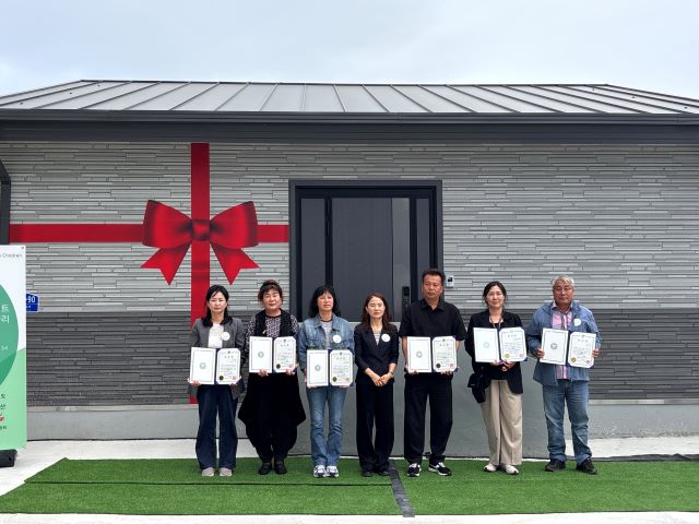 천사보금자리 9호 나눔 후원자 감사장 전달식에서 참석자들이 기념 촬영을 하고 있다. /전력거래소