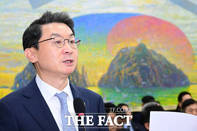 이억원 금융위원장이 20일 서울 여의도 국회에서 열린 정무위원회의 금융위원회 등에 대한 국정감사에 출석해 인사말을 하고 있다. /국회=남윤호 기자