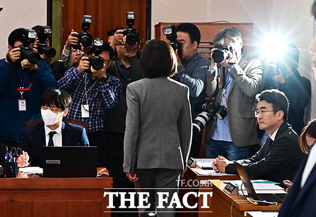 나경원 국민의힘 의원이 20일 오전 서울 여의도 국회 법제사법위원회에서 열린 서울고등법원 등에 대한 국정감사에 참석해 신상발언을 마친 뒤 이석하고 있다. /국회=배정한 기자