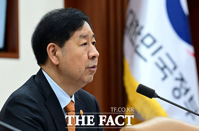 구윤철 부총리 겸 기획재정부 장관이 20일 오전 서울 종로구 정부서울청사에서 열린 성장전략 TF 겸 경제관계장관회의에 참석해 모두발언을 하고 있다. /임영무 기자