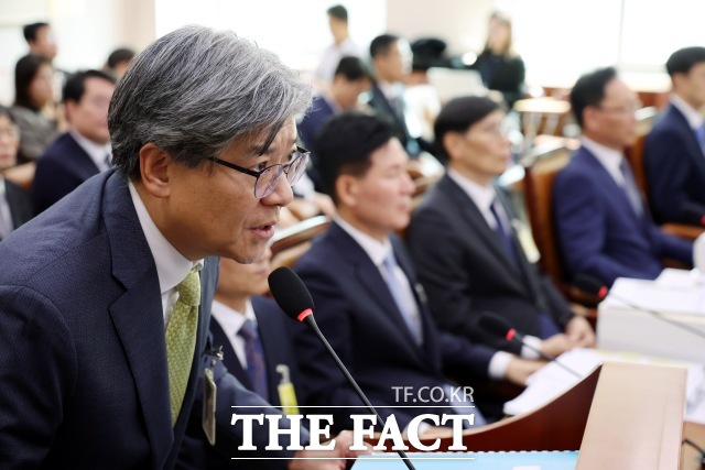 나경원 국민의힘 의원의 남편인 김재호 춘천지방법원장이 20일 국회 법제사법위원회에서 열린 서울중앙지방법원 등에 대한 국정감사에 출석하였다. /뉴시스