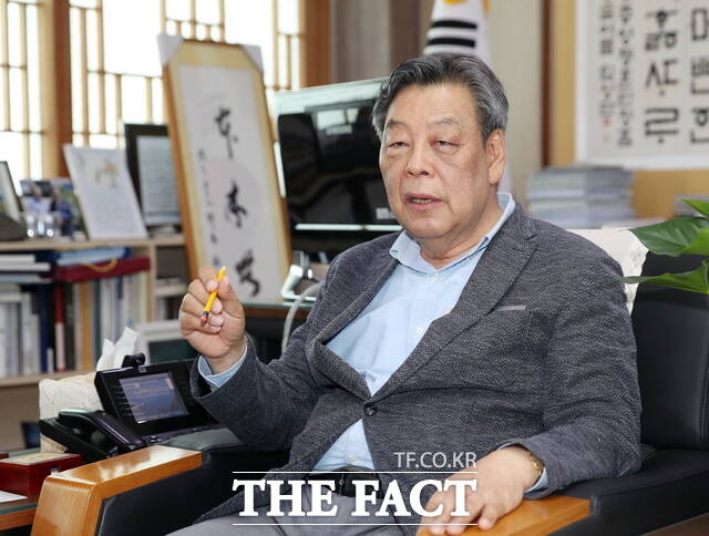 가세로 태안군수가 <더팩트>와 인터뷰에서 광개토 대사업 등 태안군의 미래 건설을 설명하고 있다. /이수홍 기자