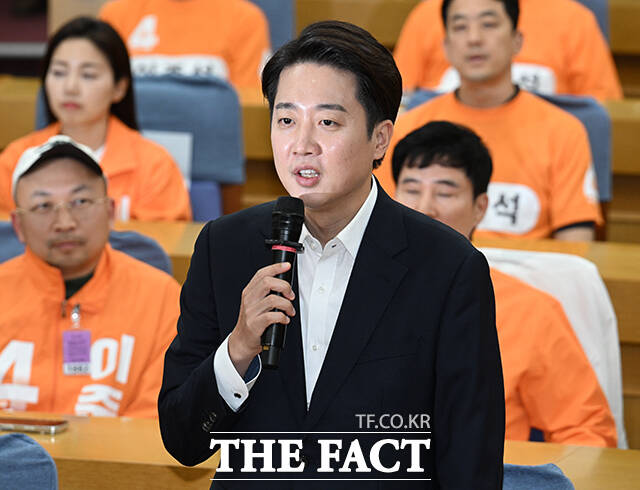 국민의힘이 연일 부정선거와 중국인 무비자 문제를 부각하며 강경 노선을 고수하는 반면, 이 대표는 해당 이슈들과 선을 그으며 중도보수 노선을 견지하고 있다. 이준석 개혁신당 대선 후보가 3일 오후 서울 여의도 국회 의원회관에 마련된 제21대 대통령선거 개표상황실에서 입장을 밝히고 있다. /박헌우 기자