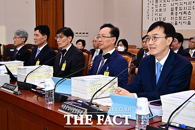 오민석 서울중앙지방법원장(오른쪽)이 20일 오전 서울 여의도 국회 법제사법위원회에서 열린 서울고등법원 등에 대한 국정감사에 출석해 질의에 답변을 하고 있다. /국회=배정한 기자