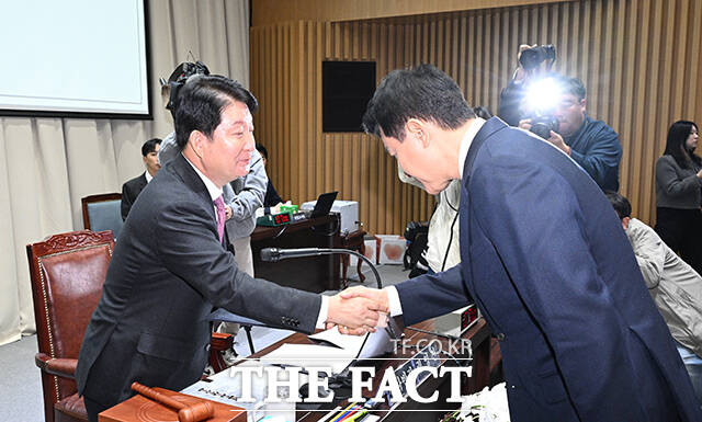 오세훈 서울시장이 20일 오전 서울 중구 서울특별시청에서 열린 국회 국토교통위원회의 서울특별시에 대한 국정감사에 참석해 증인선서 후 권영진 감사반장과 인사를 나누고 있다. /박헌우 기자