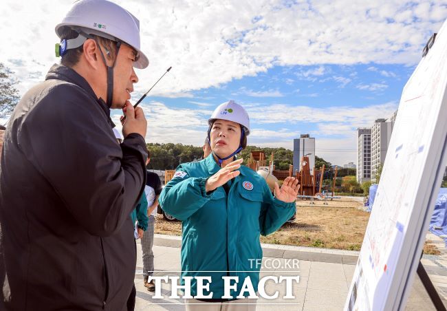 신계용 과천시장(가운데)이 지식정보타운 내 공원과 하천 조성 공사 현장을 점검하고 있다. /과천시