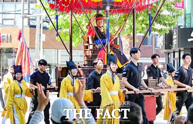 개천예술제 가장행렬 모습 /진주시