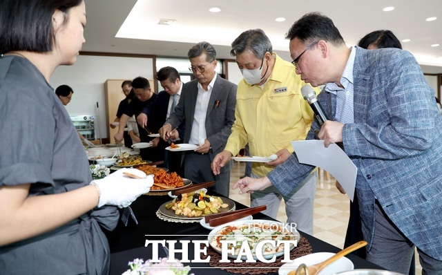 치유 식단 용역 중간 점검을 벌이고 있는 가세로 태안군수(오른쪽 두 번째). /태안군