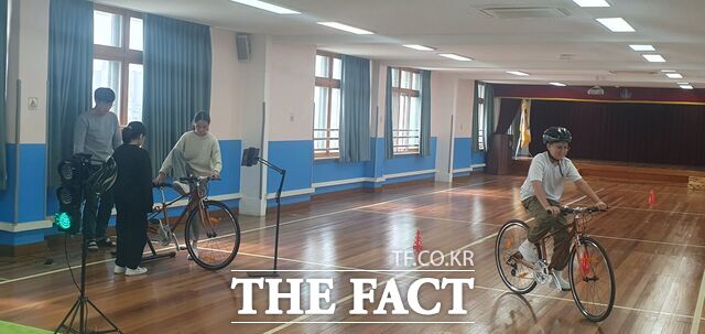 20일 대전동광초등학교 강당에서 전문가가 찾아가 학생들의 자전거 및 개인형 이동장치(PM) 안전교육을 진행하고 있다. /대전시교육청